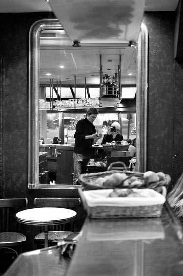 Photographie intitulée "Au café (3)" par Léa Sg, Œuvre d'art originale