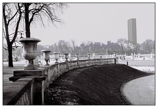 Photographie intitulée "Tour Montparnasse" par Léa Sg, Œuvre d'art originale