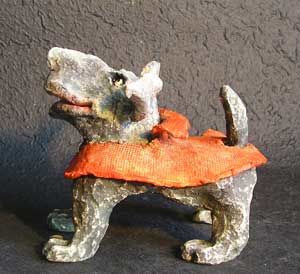 Skulptur mit dem Titel "le manteau du chien" von Bernadette Leclercq, Original-Kunstwerk, Terra cotta