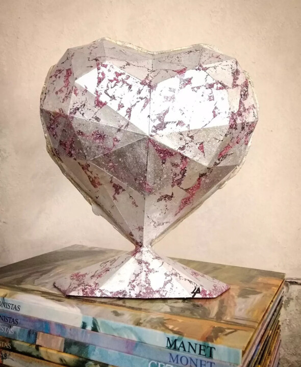 Skulptur mit dem Titel "The Silver Heart" von Leonardo Alonso, Original-Kunstwerk, Harz