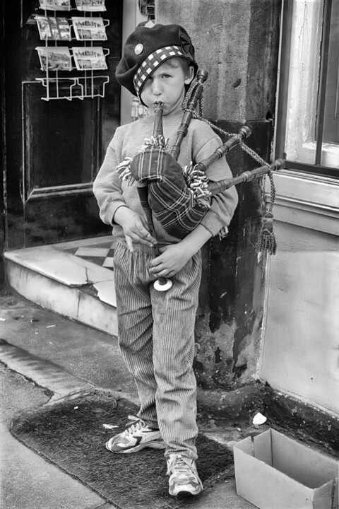 Photographie intitulée "Der Dudelsackjunge" par Leopold Brix, Œuvre d'art originale, Photographie argentique