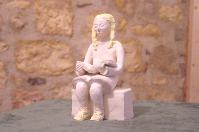 Sculpture titled "La fillette au livre" by Maryvonne Lepinoy (MARLEN), Original Artwork, Terra cotta