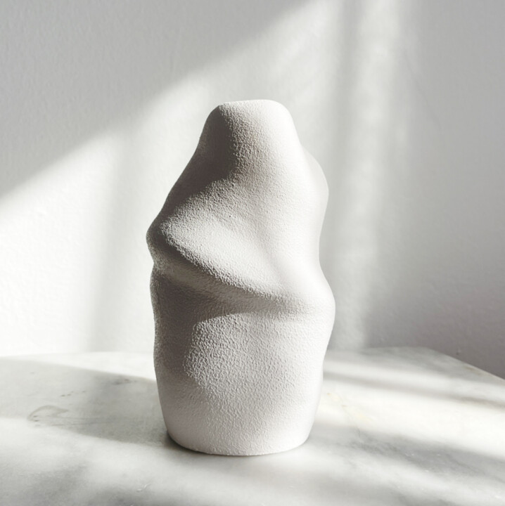Skulptur mit dem Titel "Wabi-Vase 7" von Lesia Danilina, Original-Kunstwerk, Ton