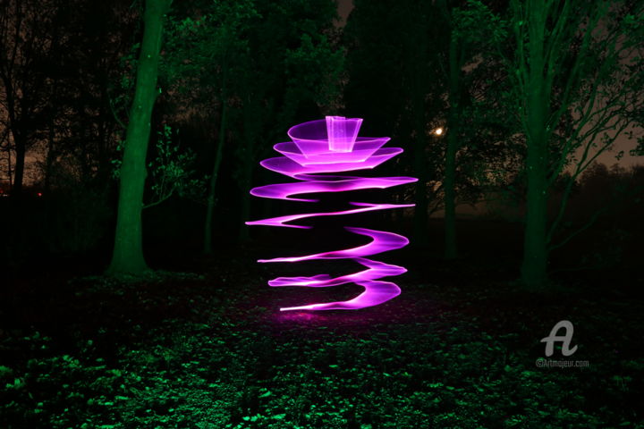 Fotografie mit dem Titel "Purple spiral" von Dominik Olp, Original-Kunstwerk, Nicht bearbeitete Fotografie