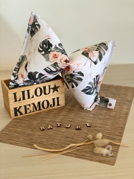 Art textile intitulée ""Le Kukka" cale-nuq…" par Lilou Sauvegrain (Kemoji), Œuvre d'art originale, Accessoires