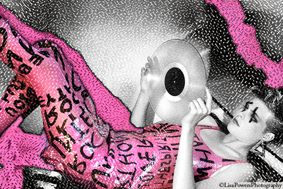 Photographie intitulée "graffiti-pink.jpg" par Lisa Powers, Photographic Artist, Œuvre d'art originale