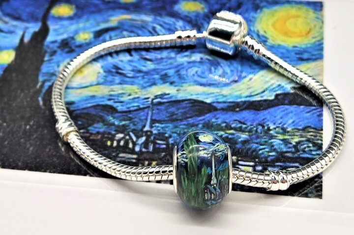 Design intitulée "Charm bead 'Starry…" par Lisencka Nh-Art, Œuvre d'art originale, Bijoux