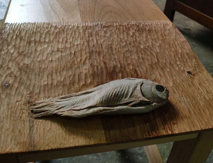 Sculptuur getiteld "就放这吧——木凳和鱼干" door Liu Yu Heng, Origineel Kunstwerk, Gravure