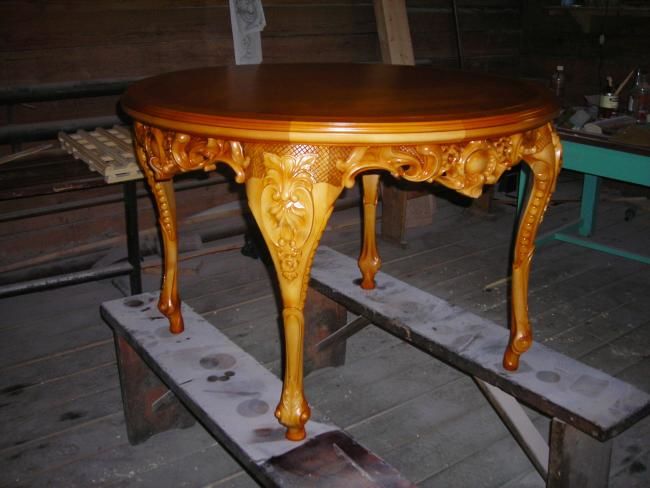 Design intitulée "стол резной" par Viktor Logvinov, Œuvre d'art originale