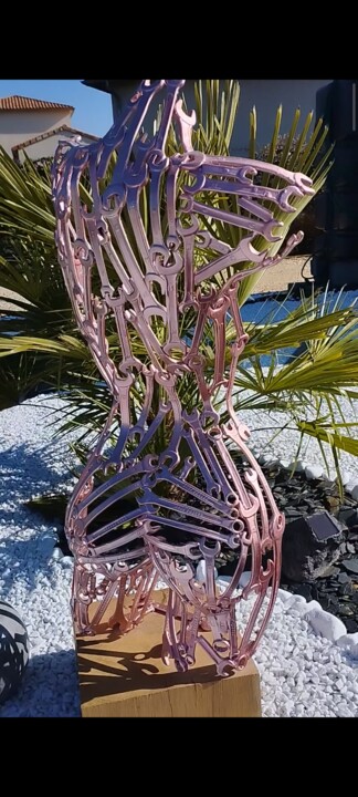 Escultura titulada "Pink lady" por Looki0732, Obra de arte original, Metales