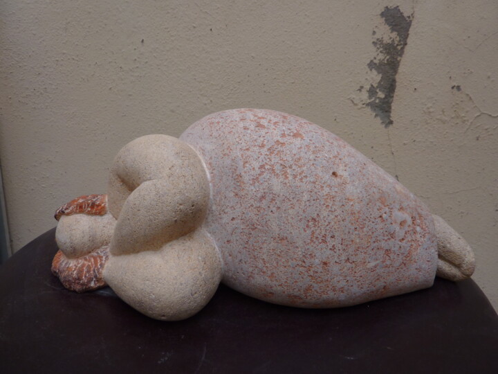 Escultura titulada "repos" por Lorette Perret, Obra de arte original, Piedra