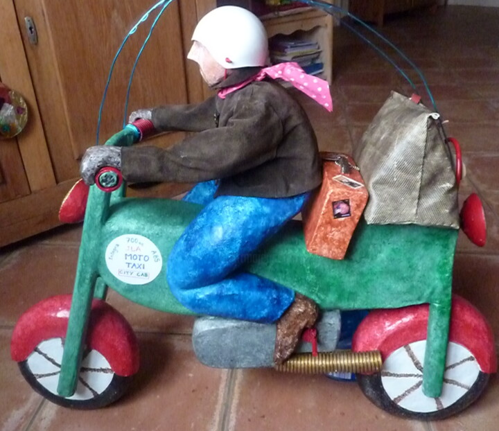 Rzeźba zatytułowany „Moto-taxi” autorstwa Lorette Perret, Oryginalna praca, Papier mache