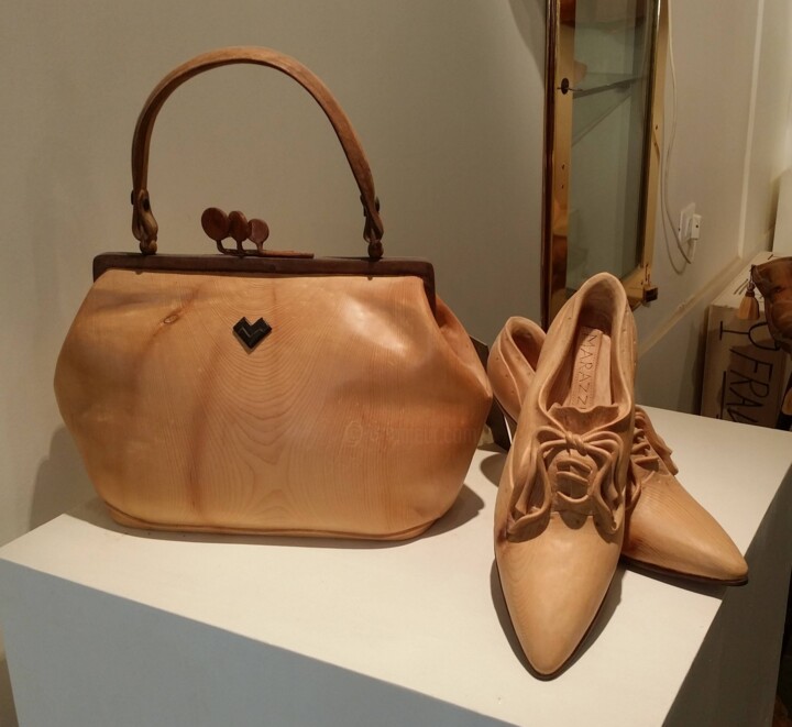 Γλυπτική με τίτλο "Bag and Shoes in wo…" από Loris Marazzi, Αυθεντικά έργα τέχνης, Ξύλο
