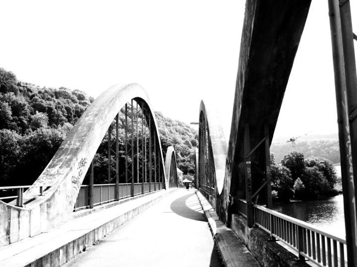 Photographie intitulée "Le pont" par Laura Domartin, Œuvre d'art originale