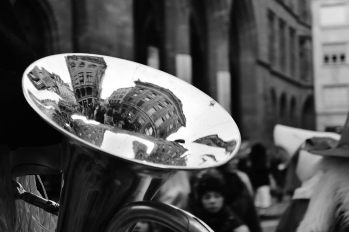 Photographie intitulée "Tuba" par Laura Domartin, Œuvre d'art originale