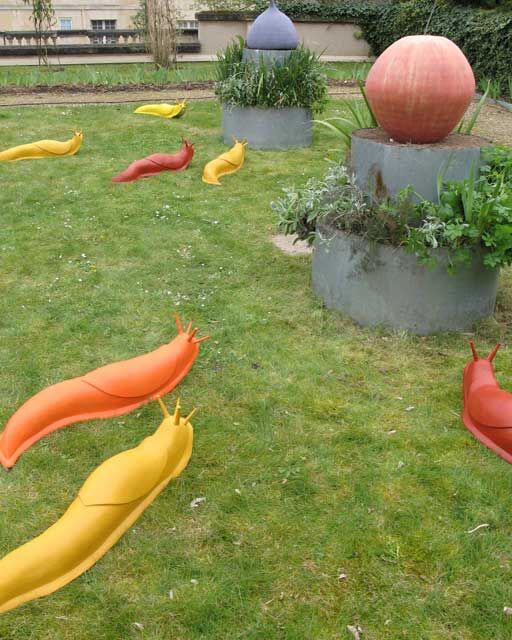 Skulptur mit dem Titel "A table!,  Installa…" von Lou Perdu, Original-Kunstwerk, Gemischte Medien