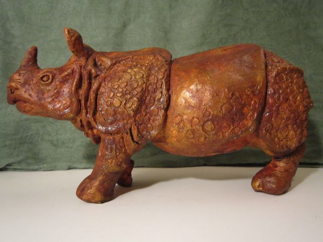 Sculpture intitulée "Rhino indien" par Lovy, Œuvre d'art originale, Terre cuite
