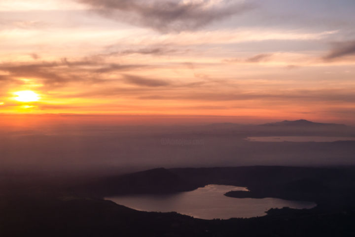 Photographie intitulée "Tramonto sul Lago d…" par Luca Bonardi, Œuvre d'art originale, Photographie numérique