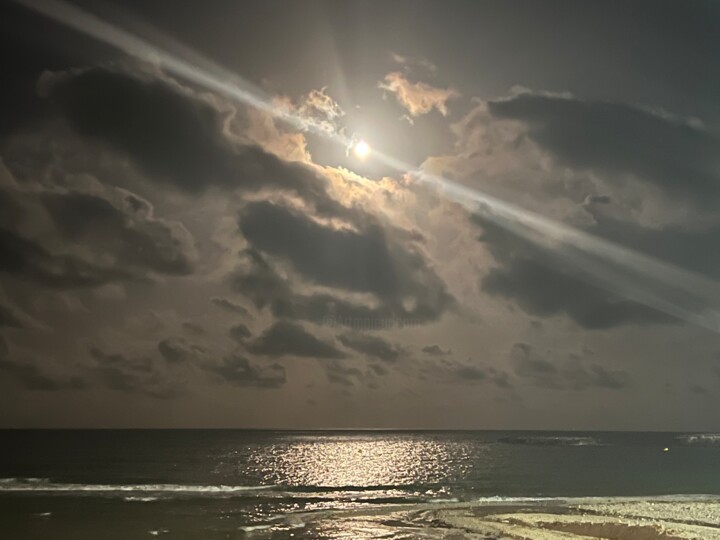 Fotografie mit dem Titel "Moon on the Beach" von Lucas Riedel, Original-Kunstwerk, Nicht bearbeitete Fotografie