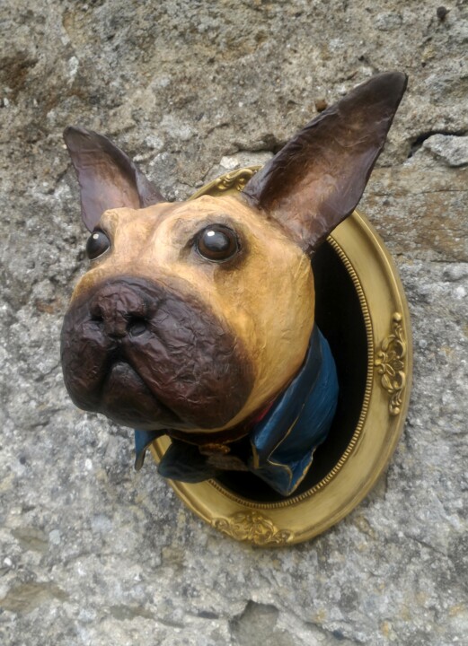 Skulptur mit dem Titel "Trophée de Bouledog…" von Lucie Bernier, Original-Kunstwerk, Papier