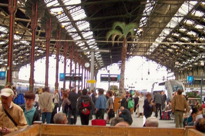 Photographie intitulée "Gare de Lyon a Pari…" par Lucie Lucy, Œuvre d'art originale