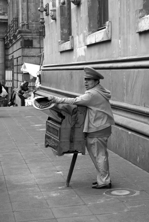 Photographie intitulée "Homme à l'accordéon…" par Lucien Duhamel, Œuvre d'art originale, Photographie numérique