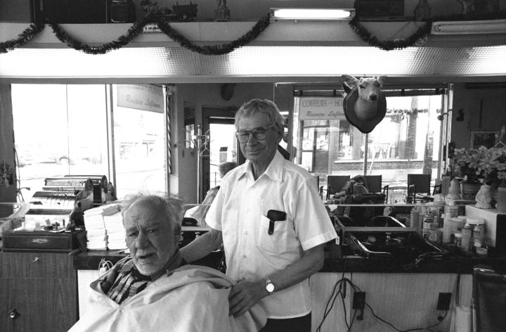 Photographie intitulée "Le barbier de la co…" par Lucien Duhamel, Œuvre d'art originale