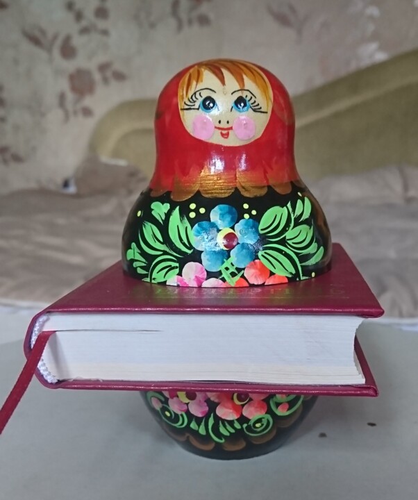 Скульптура под названием "Nesting-doll-book /…" - Ludmila Skripkina, Подлинное произведение искусства, Дерево