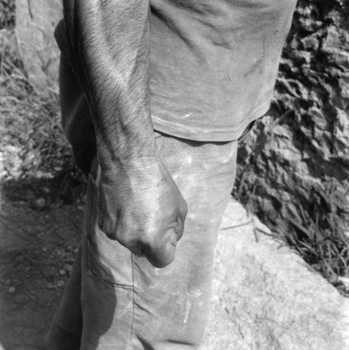 Photographie intitulée "Il Pugno, 19" par Ludovic Michaux (Ludom), Œuvre d'art originale, Photographie argentique
