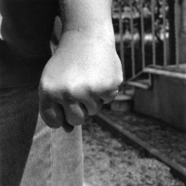 Photographie intitulée "Il Pugno, 6" par Ludovic Michaux (Ludom), Œuvre d'art originale, Photographie argentique