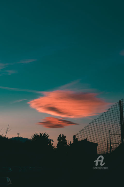 Photographie intitulée "Sunset Lonely Cloud" par Luigi Veggetti, Œuvre d'art originale, Photographie numérique