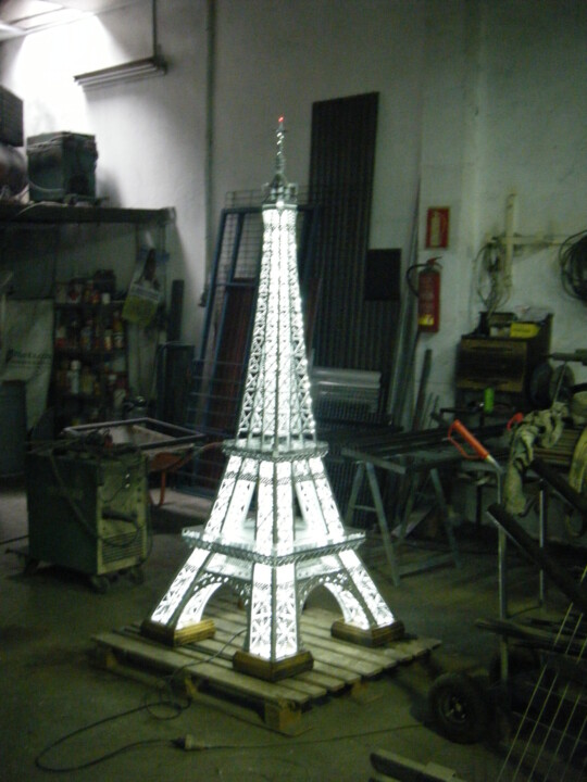 Sculptuur getiteld "Lampara Torre Eiffel" door Luis Jimenez Ber, Origineel Kunstwerk, Metalen