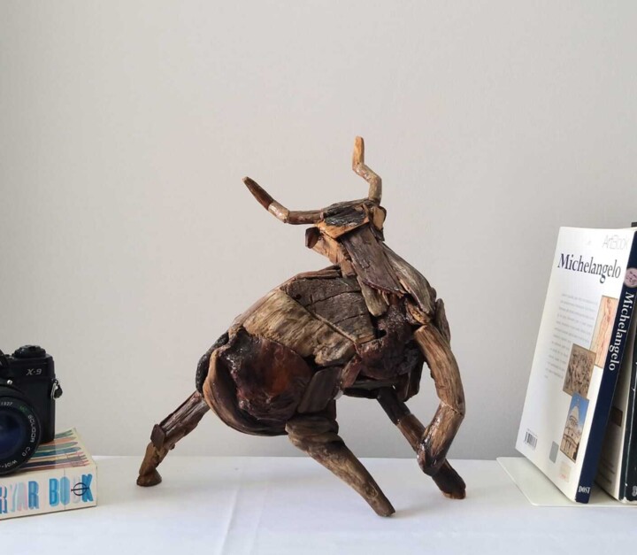제목이 "Driftwood Bull"인 조형물 M. Engin Akabali로, 원작, 나무
