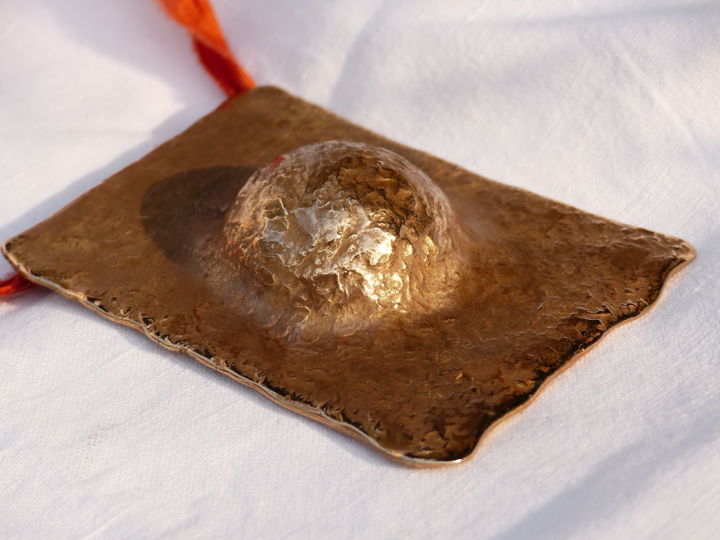 Artigianato intitolato "pendentif en bronze…" da Bijoux Mailou, Opera d'arte originale, Collane