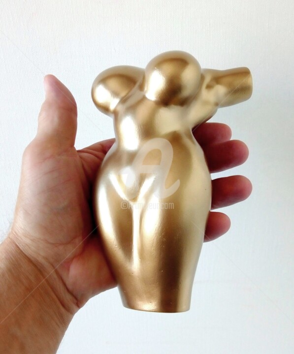 Sculpture intitulée "GOLDWOMAN IN HAND" par Maas Tiir, Œuvre d'art originale, Résine