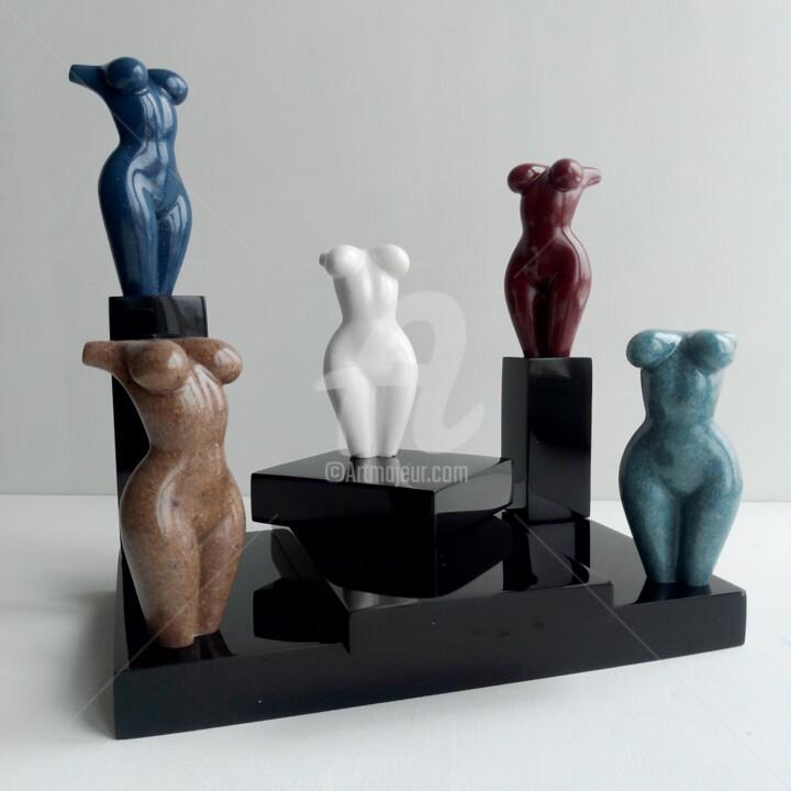 Sculpture intitulée "5GIRLS2 DIFFERENT O…" par Maas Tiir, Œuvre d'art originale, Résine