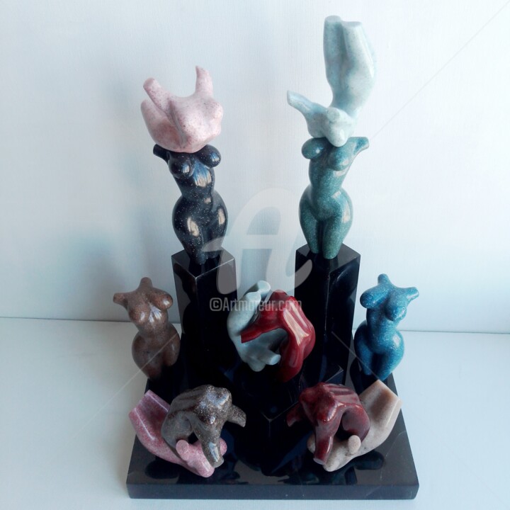 Скульптура под названием "4GIRLS2 AND 12GYMNA…" - Maas Tiir, Подлинное произведение искусства, Смола