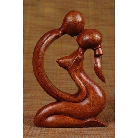 Rzeźba zatytułowany „Wooden couple kissi…” autorstwa Herman Kahoi, Oryginalna praca, Drewno