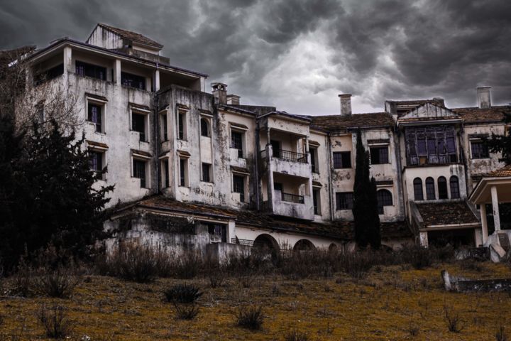 Photographie intitulée "L'Hôtel de l'horreur" par Mira, Œuvre d'art originale, Photographie numérique