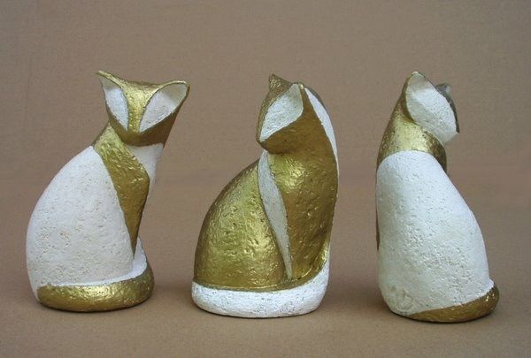 Sculpture titled "3 chAts" by Magali Doche (Magali Créative), Original Artwork, Plaster