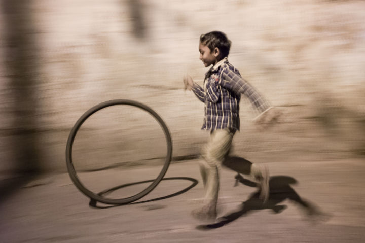 Fotografía titulada "Indian Boy Playing…" por Magelio Venturi, Obra de arte original