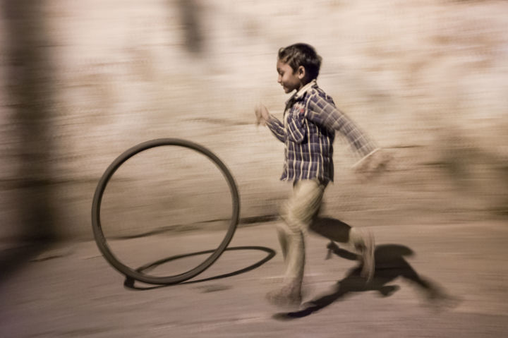 Fotografia intitolato "Indian Boy Playing…" da Magelio Venturi, Opera d'arte originale,