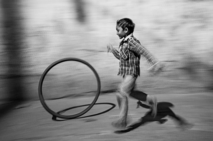 Fotografia intitolato "Indian Boy Playing…" da Magelio Venturi, Opera d'arte originale,