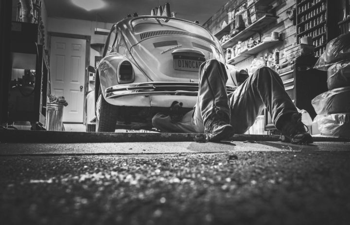 Photographie intitulée "Car Repair" par Maka Magnolia, Œuvre d'art originale, Photographie numérique