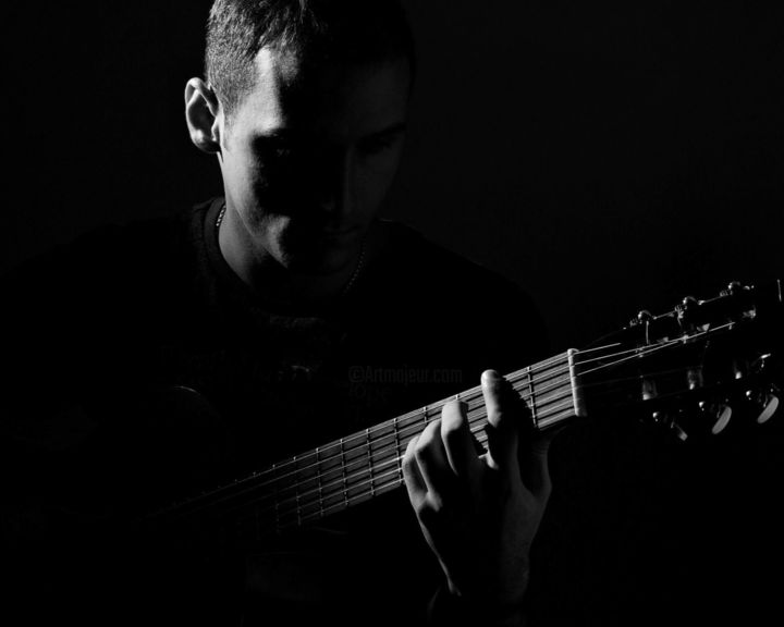 Photographie intitulée "A man with a guitar" par Maka Magnolia, Œuvre d'art originale, Photographie numérique