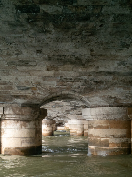 Photographie intitulée "Sous les ponts" par Willy Hervy, Œuvre d'art originale, Photographie numérique