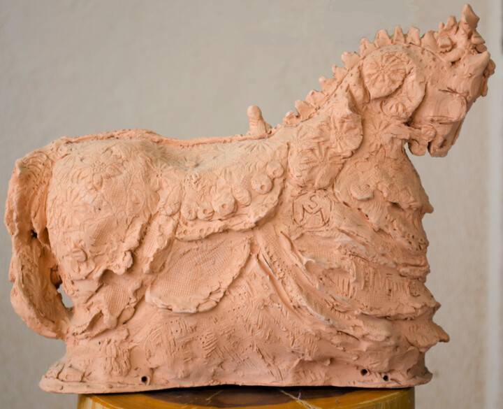 Sculptuur getiteld "Dressed Horse" door Mandy Sand, Origineel Kunstwerk, Keramiek