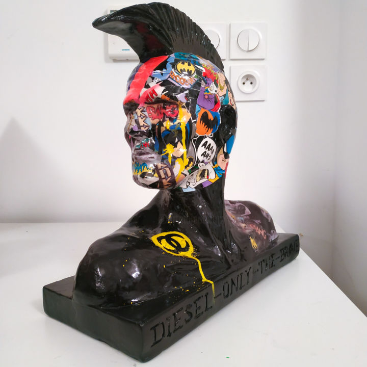 Sculpture intitulée "Batman On Iroquois" par This Is Not A Toy, Œuvre d'art originale, Plâtre