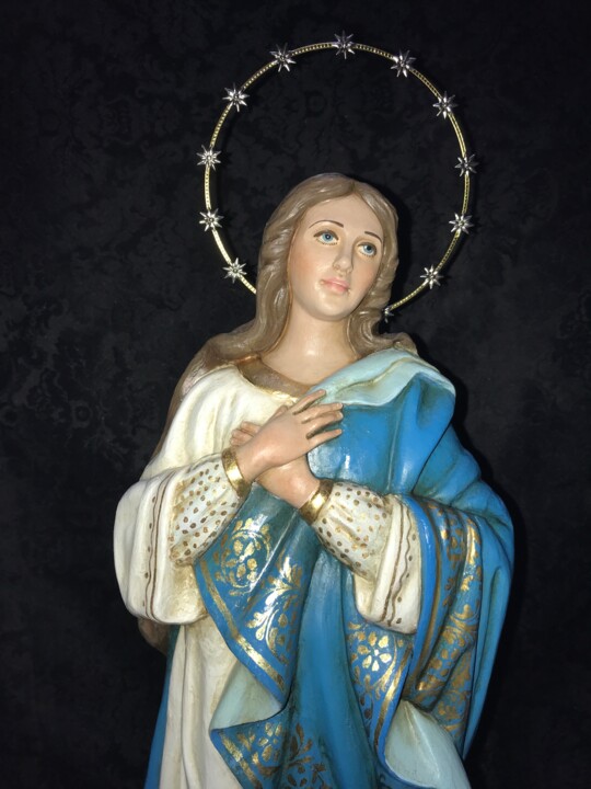 「Virgen Inmaculada」というタイトルの彫刻 Mar Blazquezによって, オリジナルのアートワーク, ポリマークレイ