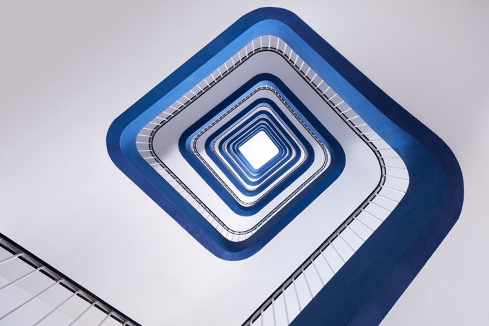 Photographie intitulée "Escalier bleu blanc" par Marc Knecht Photographe, Œuvre d'art originale, Photographie non manipulée…